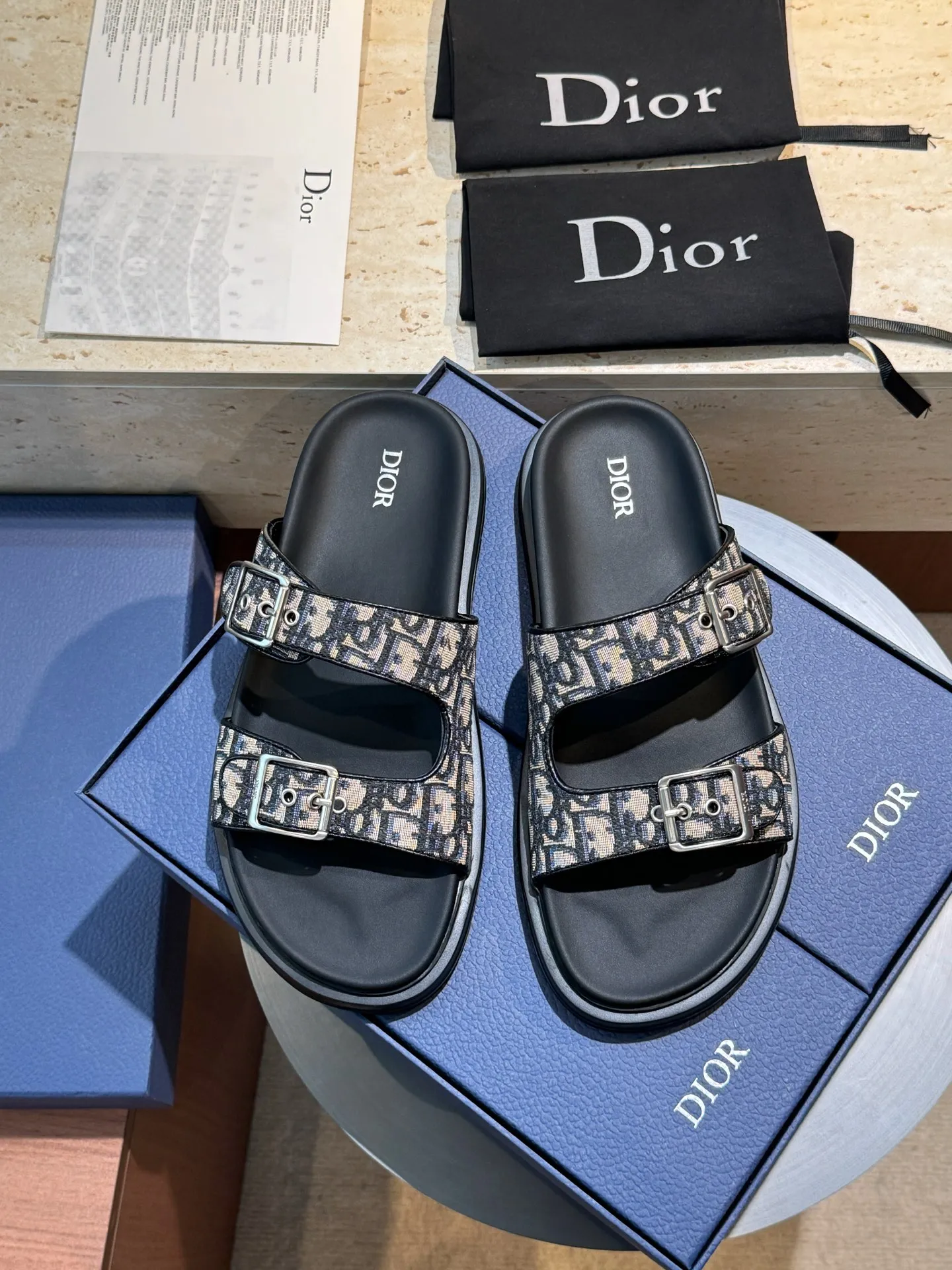 Factory price: 320💰Djia Aqua men's slippers and sandals, Dior's Aqua sandals are elegant and casual. The cross-strap design is reinterpreted in CD Diamond canvas, inspired by the brand's archives. Finished with a branded logo and tonal notch sole, they can be worn easily with shorts or jeans for a sophisticated look. Size:39-44(38 45 customized)